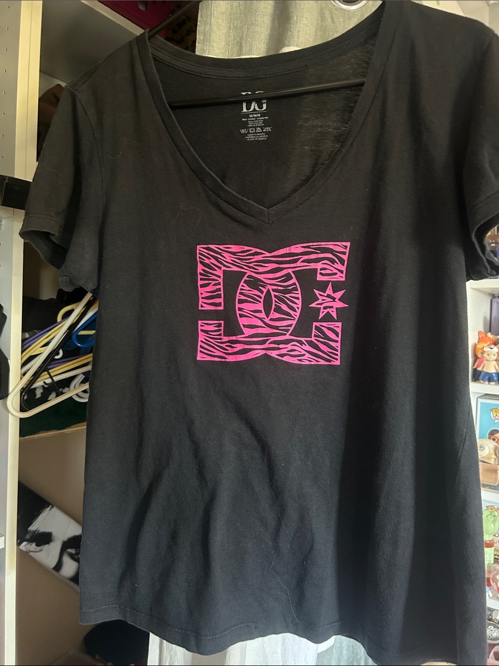 DC v neck